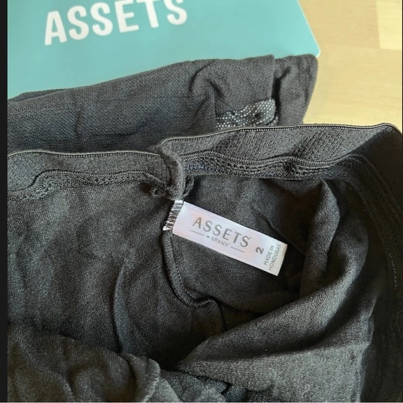 ASSETS by Spanx High Waisted Black Built in Shaping Shorts Size 2 Black NIP - Picture 4 of 6